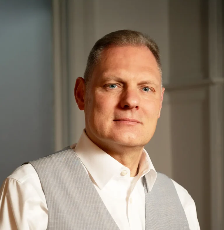 Headshot of Robert Lennox